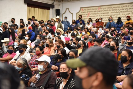 En la Sala del Cabildo, solicitó a la ciudadanía informarle sobre cualquier asunto que les inquiete o necesiten: <em>Valoro que se tomen el tiempo de venir hasta el Palacio Municipal, permítanme atenderlos personalmente, lo hago porque me nace y me abocaré a dar atención a todos los asuntos de Xalapa</em>, manifestó. 