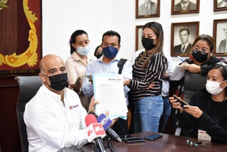 En el Ayuntamiento de Xalapa no somos omisos y procederemos hasta las últimas consecuencias en contra de quienes realizaron distintos cortes en la vía pública que hoy afectan la integridad de nuestras vialidades, así como en contra de quien resulte responsable por la instalación de luminarias LED de baja calidad, afirmó el presidente municipal Ricardo Ahued Bardahuil. 

