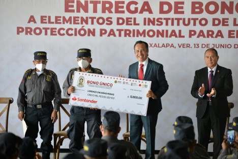 El gobernador Cuitláhuac García Jiménez celebró que el Instituto de la Policía Auxiliar y Protección Patrimonial (IPAX) tenga finalmente sus cuentas en orden y pueda ofrecer mejores servicios y condiciones de trabajo a su personal, que este día recibió un bono único en reconocimiento a su vocación.