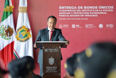 El gobernador Cuitláhuac García Jiménez celebró que el Instituto de la Policía Auxiliar y Protección Patrimonial (IPAX) tenga finalmente sus cuentas en orden y pueda ofrecer mejores servicios y condiciones de trabajo a su personal, que este día recibió un bono único en reconocimiento a su vocación.