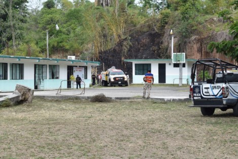 Personal de Protección Civil de Tlapaoyan acudió a controlar el incendio, evitando que se extendiera e incluso afectara las aulas del plantel. 