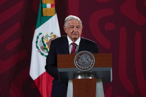 El Presidente Andrés Manuel López Obrador, emplazó al bloque opositor a definir si se mantendrán en la postura de moratoria constitucional, o coinciden con la postura del priista Osorio Chong, en que la medida lastima al país. 