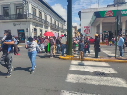 Vecinos de la comunidad Los Fresnos, municipio de Nogales, se manifestaron bloqueando el cruce de la avenida oriente 6 y calle sur 5 de Orizaba, por aproximadamente 40 minutos, inconformes por la liberación de Cristina N, quien atropellara a la señora Modesta, ocasionándole la pérdida de una pierna.