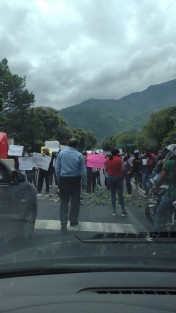 Molestos por no ser atendidos, se movieron al kilómetro 264 de la autopista Puebla-Veracruz, donde mantuvieron su protesta, afectando la circulación.
