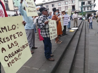 Cafeticultores de diversas organizaciones se manifestaron en Plaza Lerdo, para exigir al gobierno federal y estatal, un cambio de fondo en las políticas cafetaleras y que sean en beneficio de los pequeños productores de café.