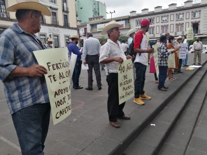 Cafeticultores de diversas organizaciones se manifestaron en Plaza Lerdo, para exigir al gobierno federal y estatal, un cambio de fondo en las políticas cafetaleras y que sean en beneficio de los pequeños productores de café.