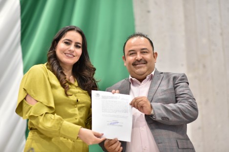 El diputado Juan Enrique Santos Mendoza presentó al Pleno de la LXVI Legislatura una iniciativa con proyecto de decreto que reformaría el artículo 4 de la Constitución Política del Estado de Veracruz de Ignacio de la Llave para establecer el derecho de toda persona a la movilidad y seguridad vial, en condiciones de seguridad, accesibilidad, eficiencia, sostenibilidad, calidad, inclusión e igualdad.