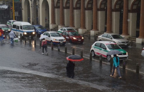 De acuerdo con la última actualización de los modelos de pronóstico meteorológico, se prevé persistan las condiciones para lluvias fuertes durante el jueves y viernes y aumentar el potencial durante el sábado y domingo.