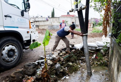 Por instrucciones del presidente municipal Ricardo Ahued Bardahuil, todas las áreas operativas del Ayuntamiento se mantienen en alerta para brindar apoyo a la población afectada por las precipitaciones pluviales registradas en la ciudad y realizar los trabajos correspondientes.

