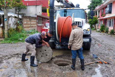 Personal de la Dirección de Protección Civil Municipal informó que a través de sus líneas de emergencia se han atendido diversas solicitudes ciudadanas relacionadas con inundaciones y anegamientos.