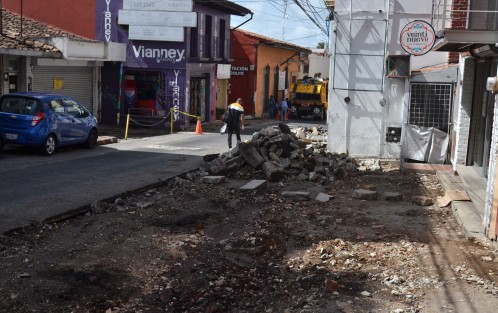 A pesar de las fuertes lluvias de las últimas horas, trabajadores de varias empresas constructoras siguen laborando a marchas forzadas para terminar las obras en el Centro de Xalapa.