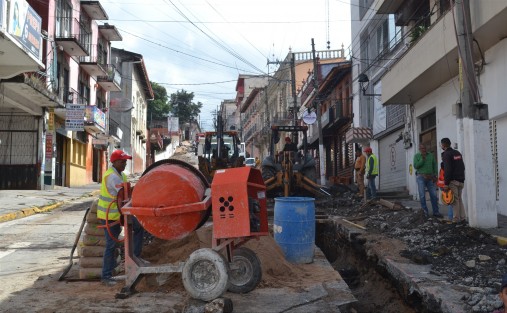 A pesar de las fuertes lluvias de las últimas horas, trabajadores de varias empresas constructoras siguen laborando a marchas forzadas para terminar las obras en el Centro de Xalapa.