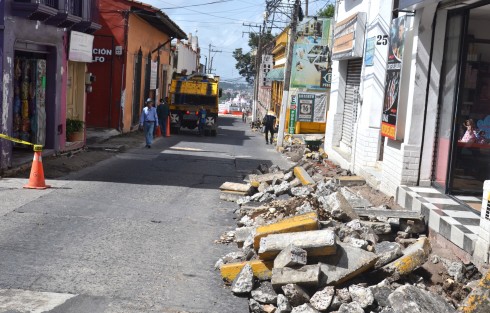 A pesar de las fuertes lluvias de las últimas horas, trabajadores de varias empresas constructoras siguen laborando a marchas forzadas para terminar las obras en el Centro de Xalapa.