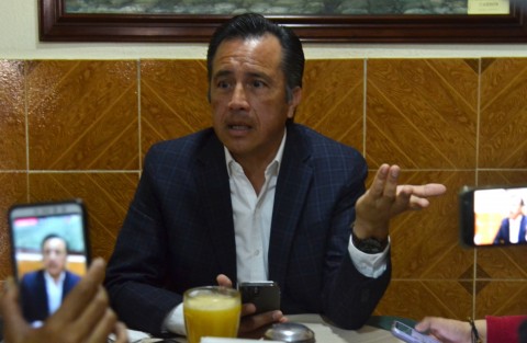 El gobernador Cuitláhuac García desmintió a la organización Earth Mission, la cual acusó que personal del Aquarium llegó tarde para atender a una ballena que terminó por morir en playa Chachalacas. Se atendió a tiempo y tergiversaron lo ocurrido, dijo el mandatario.