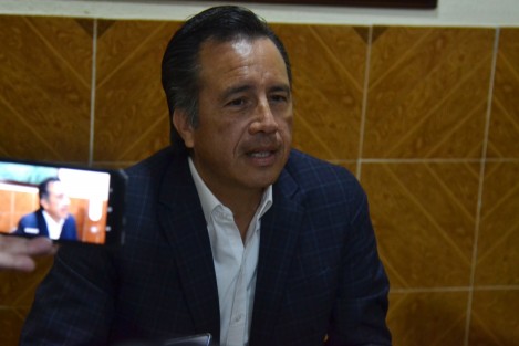 El gobernador Cuitláhuac García desmintió a la organización Earth Mission, la cual acusó que personal del Aquarium llegó tarde para atender a una ballena que terminó por morir en playa Chachalacas. Se atendió a tiempo y tergiversaron lo ocurrido, dijo el mandatario.