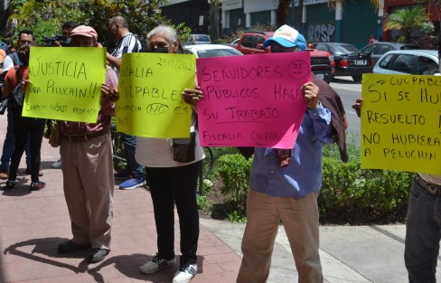 Habitantes de El Boquerón, perteneciente al municipio de  Banderilla, se manifestaron frente a las oficinas de la Fiscalía de la avenida Ávila Camacho para exigir justicia por el asesinato de un perrito.