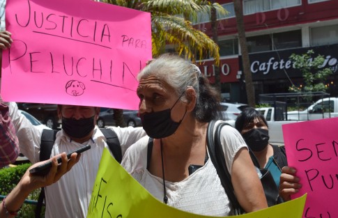 Habitantes de El Boquerón, perteneciente al municipio de  Banderilla, se manifestaron frente a las oficinas de la Fiscalía de la avenida Ávila Camacho para exigir justicia por el asesinato de un perrito.