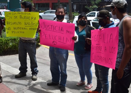 El presunto responsable, Lucino N,  fue detenido el domingo por agredir también a una persona, y según los quejosos lo quieren dejar libre y temen por sus vidas.

