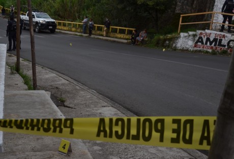  Hombres  que viajaban en unas motocicletas asesinaron a balazos a Antonio N, quien conducía su auto sobre la Av.  Mártires del 28 de Agosto de esta capital. Cabe mencionar que el hermano de éste fue asesinado el lunes anterior en la colonia  Los Pinos a unas calles donde quedó el hoy occiso.