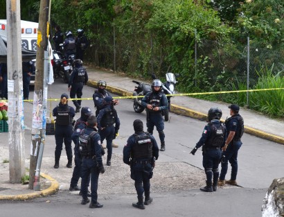  Hombres  que viajaban en unas motocicletas asesinaron a balazos a Antonio N, quien conducía su auto sobre la Av.  Mártires del 28 de Agosto de esta capital. Cabe mencionar que el hermano de éste fue asesinado el lunes anterior en la colonia  Los Pinos a unas calles donde quedó el hoy occiso.