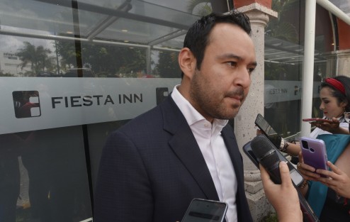 Previo a la reunión con alcaldes, el titular de la Secretaría de Finanzas y Planeación en Veracruz, José Luis Lima Franco, afirmó que entregó su declaración patrimonial en tiempo y forma y rechazó que sea propietario de un vehículo Ferrari, modelo Roma, tal como circuló recientemente en redes sociales, <em>este no es un tema que para mí sea relevante</em>. 