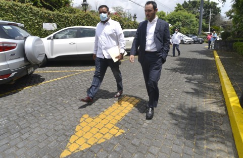 Previo a la reunión con alcaldes, el titular de la Secretaría de Finanzas y Planeación en Veracruz, José Luis Lima Franco, afirmó que entregó su declaración patrimonial en tiempo y forma y rechazó que sea propietario de un vehículo Ferrari, modelo Roma, tal como circuló recientemente en redes sociales, <em>este no es un tema que para mí sea relevante</em>. 