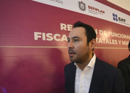 El secretario de Finanzas y Planeación, José Luis Lima Franco, encabezó este  la Reunión de Funcionarios Fiscales y Municipales, en conocido hotel de la Capital donde acudieron alcaldes de todo el estado.