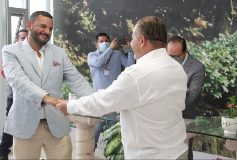 La tarde de este viernes, el periodista minatitleco Rafael Meléndez y el exconsejero del OPLE, Juan Manuel Vázquez Barajas, se convirtieron en la primera pareja del mismo sexo, en casarse en el Registro Civil de Xalapa, tras la aprobación de los matrimonios igualitarios en Veracruz, y anunciaron su interés por la adopción para conformar, lo que llamaron, una verdadera familia.