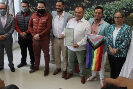 La tarde de este viernes, el periodista minatitleco Rafael Meléndez y el exconsejero del OPLE, Juan Manuel Vázquez Barajas, se convirtieron en la primera pareja del mismo sexo, en casarse en el Registro Civil de Xalapa, tras la aprobación de los matrimonios igualitarios en Veracruz, y anunciaron su interés por la adopción para conformar, lo que llamaron, una verdadera familia.