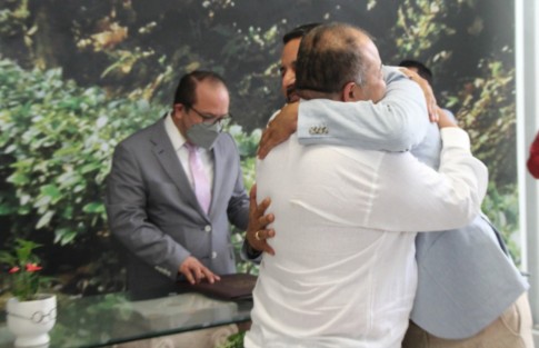 La tarde de este viernes, el periodista minatitleco Rafael Meléndez y el exconsejero del OPLE, Juan Manuel Vázquez Barajas, se convirtieron en la primera pareja del mismo sexo, en casarse en el Registro Civil de Xalapa, tras la aprobación de los matrimonios igualitarios en Veracruz, y anunciaron su interés por la adopción para conformar, lo que llamaron, una verdadera familia.