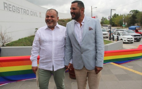 La tarde de este viernes, el periodista minatitleco Rafael Meléndez y el exconsejero del OPLE, Juan Manuel Vázquez Barajas, se convirtieron en la primera pareja del mismo sexo, en casarse en el Registro Civil de Xalapa, tras la aprobación de los matrimonios igualitarios en Veracruz, y anunciaron su interés por la adopción para conformar, lo que llamaron, una verdadera familia.