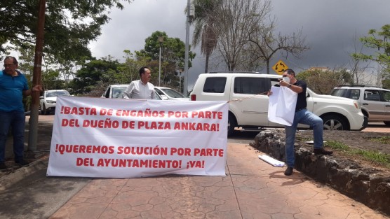 Un grupo de vecinos de la zona de Monte Magno, se manifestó contra la ampliación de áreas comerciales y también bloquearon cuatro accesos para exigir al Ayuntamiento no autorice nuevas maniobras porque hay afectaciones a las viviendas adjuntas, además no se pueden seguir estacionando en vía pública,  señalaron los colonos.