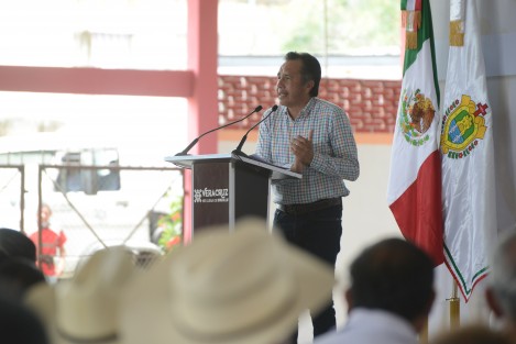 Con la cesión de títulos parcelarios en El Higo, Úrsulo Galván, Tierra Blanca y Actopan, la Cuarta Transformación ha impuesto récord al abatir el rezago y los abusos contra el sector agrario, destacó el gobernador Cuitláhuac García Jiménez durante la entrega de 611 documentos este viernes.

 