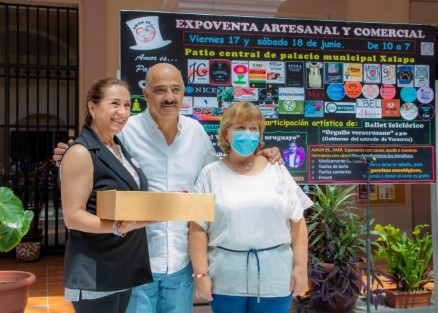 Con el objetivo de fomentar la reactivación económica y el consumo local, con el apoyo del Ayuntamiento de Xalapa se realiza en el patio central de Palacio Municipal la expo-venta artesanal y comercial Amor es... papá.