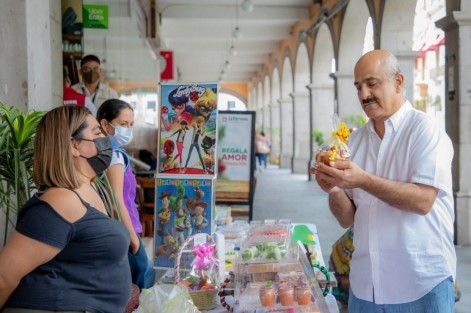 Durante un recorrido por las mesas de exposición, el presidente municipal Ricardo Ahued Bardahuil refrendó el compromiso de la Administración para brindar a los emprendedores y artesanos todas las facilidades y espacios para su desarrollo. 