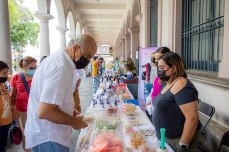 Durante un recorrido por las mesas de exposición, el presidente municipal Ricardo Ahued Bardahuil refrendó el compromiso de la Administración para brindar a los emprendedores y artesanos todas las facilidades y espacios para su desarrollo. 