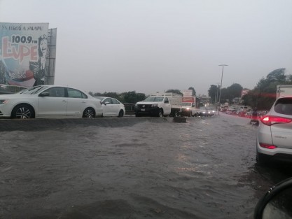 La tarde de este sábado en la ciudad de Xalapa, una intensa lluvia de más de dos horas provocó que varias calles y avenidas quedaran encharcadas y también hubo anegamientos que dificultaron el paso de vehículos, sobre todo los compactos. 