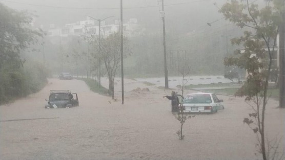La tarde de este sábado en la ciudad de Xalapa, una intensa lluvia de más de dos horas provocó que varias calles y avenidas quedaran encharcadas y también hubo anegamientos que dificultaron el paso de vehículos, sobre todo los compactos. 