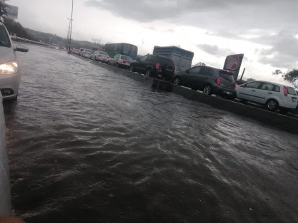 Las familias en colonias como Rafael Lucio, Lagunilla, Miguel Alemán reportaron inundaciones, esto a causa de los escurrimientos que caían de calles y avenidas desde donde además arrastraban piedras y lodo.