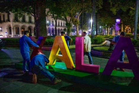La noche del viernes fueron colocadas la nuevas letras  turísticas de Xalapa en el parque Juárez. 
