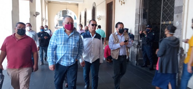 Un grupo de transportistas pidieron que haya aumento al precio del boleto. Se reunieron en el Palacio de Gobierno de Veracruz para exponer las necesidades de este gremio laboral, indicó Ubaldo Apodaca Victoria, Secretario de la Coalición de Transportistas en Veracruz.
