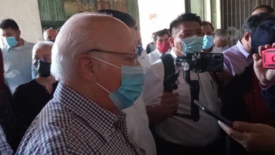 Un grupo de transportistas encabezados por Ubaldo Apodaca Victoria, Secretario de la Coalición de Transportistas en Veracruz, acudieron a Palacio de Gobierno, para solicitar a las autoridades el incremento en la tarifa del pasaje urbano en 3 o 4 pesos.  