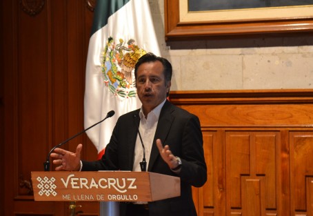 El gobernador de Veracruz no quiso opinar sobre un video difundido por Del Río Virgen en donde dice que teme por su vida; <em>yo no voy a responder a lo político</em>. 