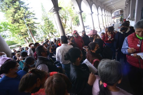 Un grupo de vecinos de la colonia El Moral, de la ciudad de Xalapa, acudió a agradecer al alcalde Ricardo Ahued haberlos atendido y hasta tamales le llevaron.