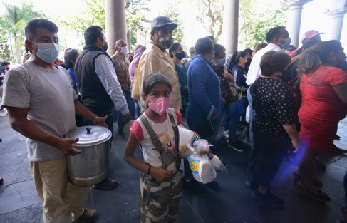 Un grupo de vecinos de la colonia El Moral, de la ciudad de Xalapa, acudió a agradecer al alcalde Ricardo Ahued haberlos atendido y hasta tamales le llevaron.