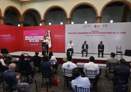 Con la presencia del mandatario estatal  Cuitláhuac García Jiménez y el secretario de Finanzas, José Luis Lima, el titular de la Comisión del Agua del Estado de Veracruz, Jorge Ladrón de Guevara, rindió el Informe del Programa de Rescate e Inversión en Infraestructura de la CAEV.