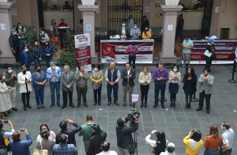 El alcalde de Xalapa, Ricardo Ahued y el secretario de Finanzas y Planeación, José Luis Lima Franco, inauguraron el módulo de canje de placas en el patio central de palacio municipal.