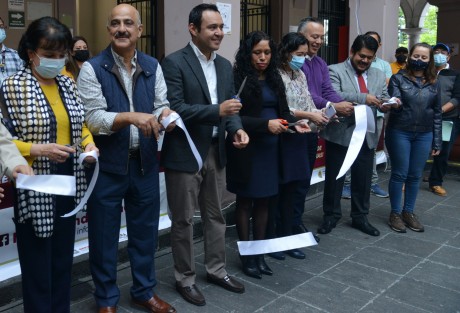 El alcalde de Xalapa, Ricardo Ahued y el secretario de Finanzas y Planeación, José Luis Lima Franco, inauguraron el módulo de canje de placas en el patio central de palacio municipal.
