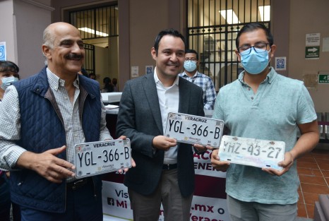 Con transparencia, armonía y la suma de esfuerzos, los gobiernos de Xalapa y Veracruz trabajan por el bien común para transformar la ciudad y beneficiar a las familias que menos tienen, afirmó el presidente municipal Ricardo Ahued Bardahuil durante la inauguración del Módulo de Canje de Placas que, a partir de este martes, funciona en el patio central de Palacio Municipal.