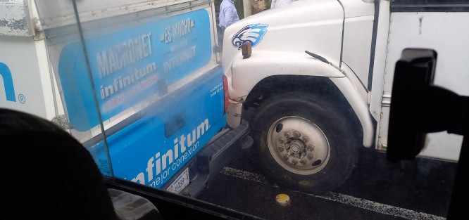 Un pequeño incidente vial entre un vehículo de TELMEX y un autobús del Servicio Urbano de Xalapa en Palo Verde, justo en el entronque de 20 de Noviembre con Lázaro Cárdenas causó caos vial, porque ni los conductores se cedían el paso, ni un agente de tránsito se apareció por el lugar. 